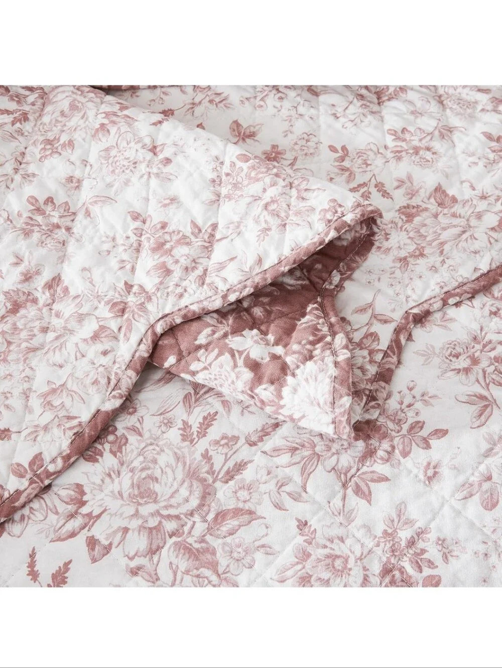 Lush Decor Peony Toile Reversible Cotton Quilt 3 Piece Set F/Q Rosewood Scallope